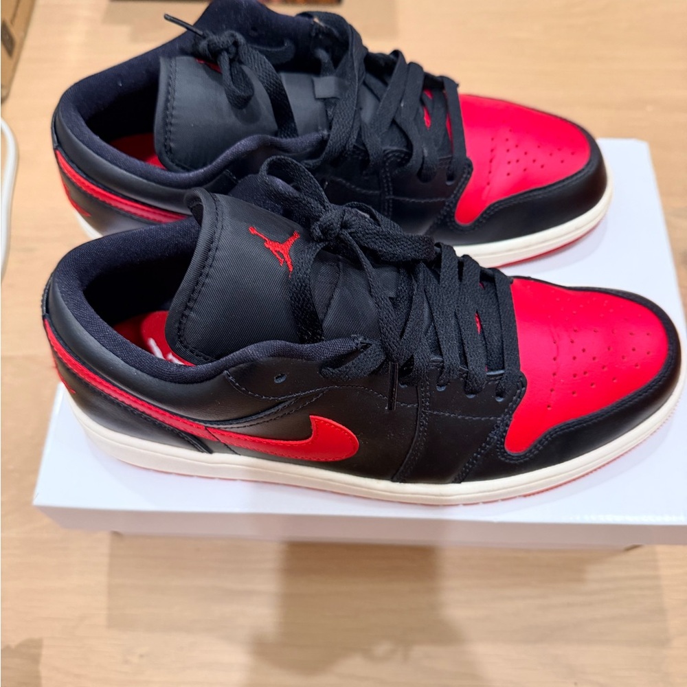 Jordan Men's Black and Red Sneakers